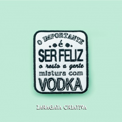 Patch bordado branco com texto inspirador em português sobre fundo verde água