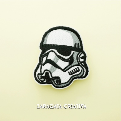 Patch bordado de capacete Stormtrooper branco e preto com texto Zaragata Criativa