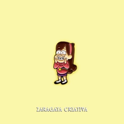 Pino esmaltado de personagem animada sobre fundo amarelo com texto