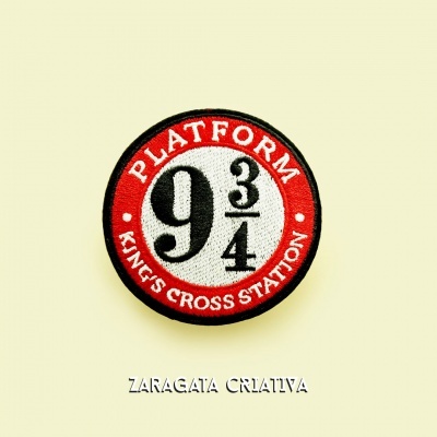 Emblema bordado redondo com texto Platform 9 3/4 King’s Cross Station