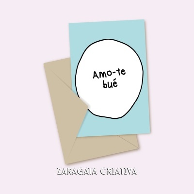 Cartão azul claro com texto Amo-te bué e envelope bege