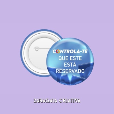 Botão azul redondo com texto 'CONTROLA-TE QUE ESTE ESTÁ RESERVADO' em fundo lilás
