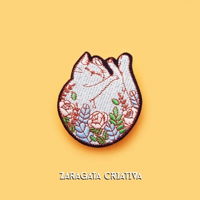 Patch bordado de pata de gato com flores, texto ZARAGATA CRIATIVA