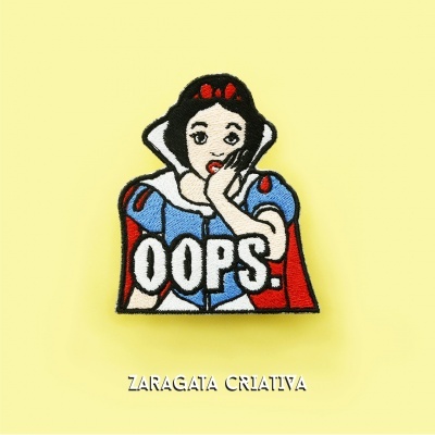 Patch bordado da Branca de Neve com palavra 'OOPS!'