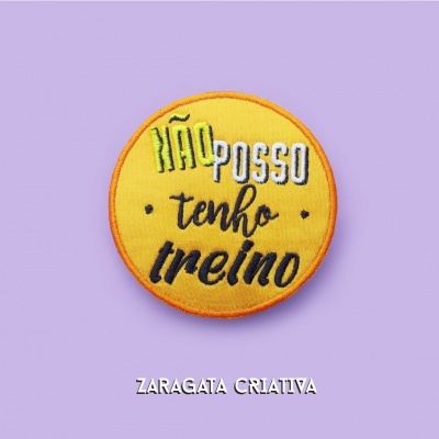 Patch bordado amarelo redondo com texto em diferentes cores