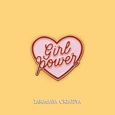 Pin de metal em forma de coração com texto Girl power