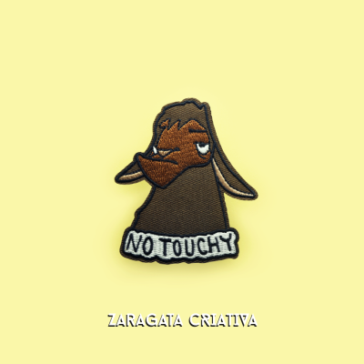 Patch bordado de personagem castanho com texto NO TOUCHY em fundo amarelo claro