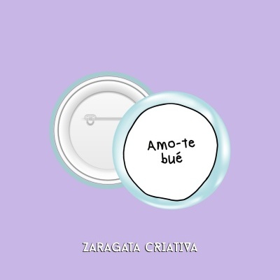 Botão redondo azul claro com texto Amo-te bué e alfinete prateado