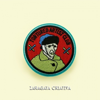 Emblema bordado redondo com figura de homem e texto Tortured Artist Club
