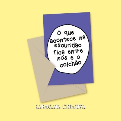 Cartão roxo com texto em balão branco sobre envelope bege em fundo amarelo