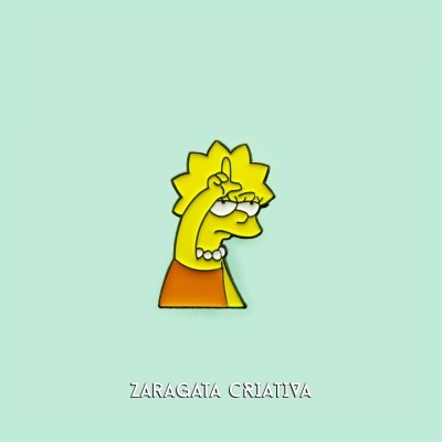 Pins metálico da personagem Lisa dos Simpsons com cor amarela e vestido laranja