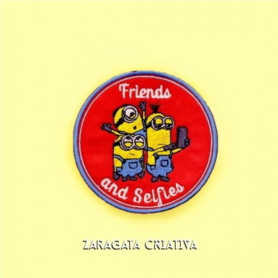 Patch bordado redondo com Minions e texto 'Friends and Selfies'