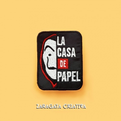 Patch retangular preto com máscara e texto La Casa de Papel