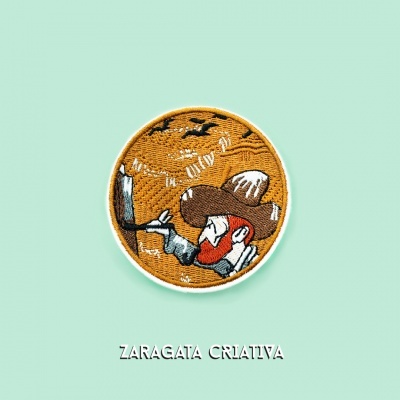 Patch bordado redondo com desenho de homem de chapéu e barba ruiva