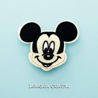 Patch bordado da cabeça do Mickey Mouse sobre fundo azul claro