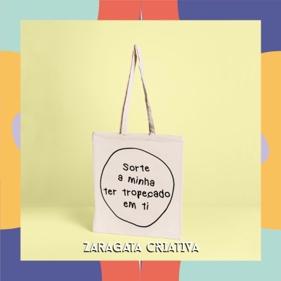 Ecobag de tecido cru com texto preto e alças longas