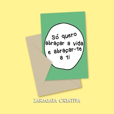 Cartão verde com mensagem em branco dentro de balão preto, envelope cinza e texto ZARAGATA CRIATIVA