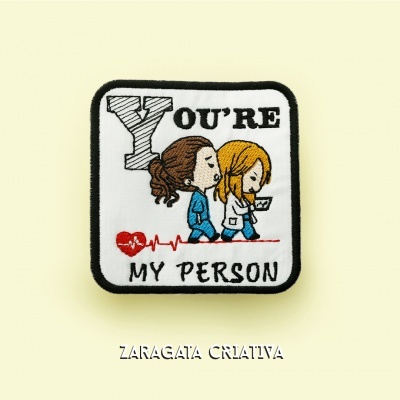 Patch bordado com duas personagens médicas e texto 