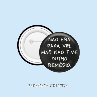 Crachá redondo preto com texto em branco e fecho de alfinete sobre fundo azul claro