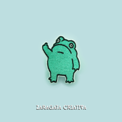 Insígnia bordada rã verde com texto ZARAGATA CRIATIVA
