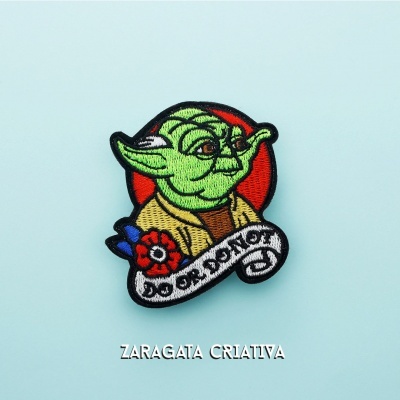 Aplicação bordada rosto personagem verde com texto DO OR DO NOT