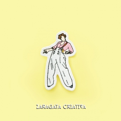 Patch bordado de figura feminina com camisa rosa e calças brancas