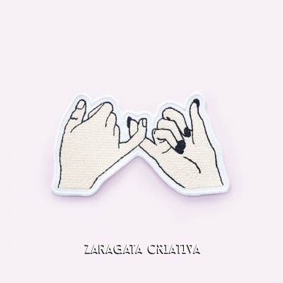 Patch bordado de duas mãos fazendo gesto de promessa