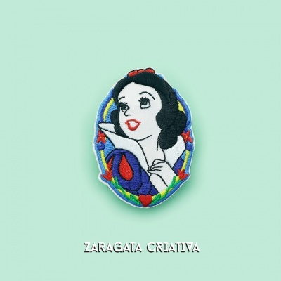 Patch bordado da personagem Branca de Neve com cores azul, vermelho, preto e verde