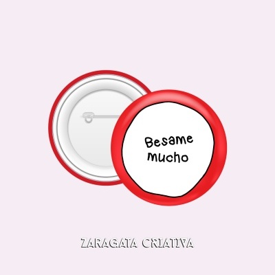 Dois botões redondos com texto e presilha, fundo rosa claro.