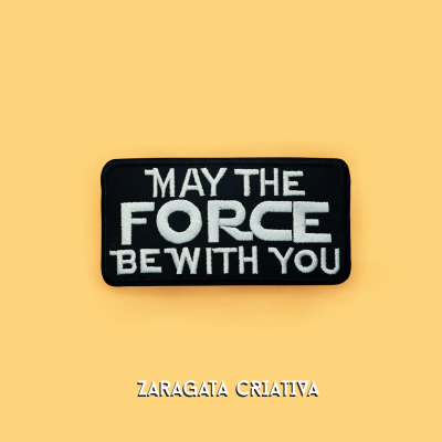 Patch bordado preto com texto branco 'MAY THE FORCE BE WITH YOU'