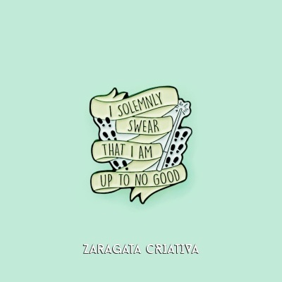 Pin metálico com fita verde claro e varinha mágica, texto 'I SOLEMNLY SWEAR THAT I AM UP TO NO GOOD'