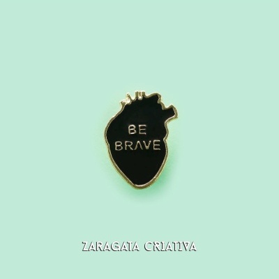 Pin em forma de coração com texto BE BRAVE