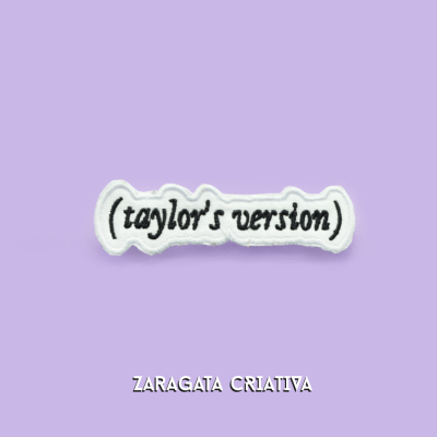 Patch bordado branco com texto '(taylor's version)' em preto sobre fundo roxo