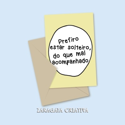 Cartão amarelo com mensagem em português e envelope bege sobre fundo azul claro