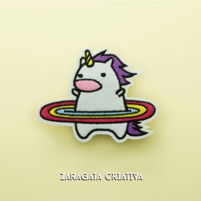 Emblema bordado de unicórnio com arco-íris sobre fundo amarelo