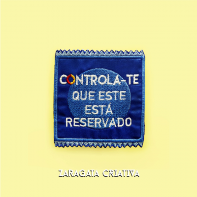 Patch bordado azul com texto 