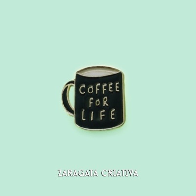 Pin de caneca preta com texto 'COFFEE FOR LIFE' sobre fundo verde água.