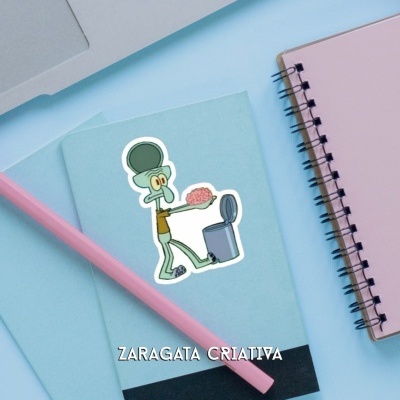 Dois cadernos azuis com autocolante, caderno rosa e lápis rosa sobre mesa azul