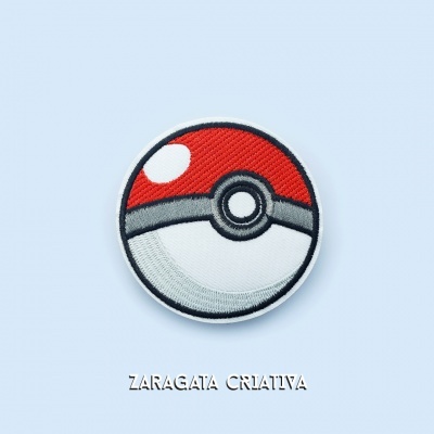 Emblema bordado redondo com padrão de Pokébola em fundo azul claro