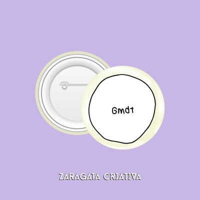 Dois botões redondos com design e fecho, sobre fundo lilás