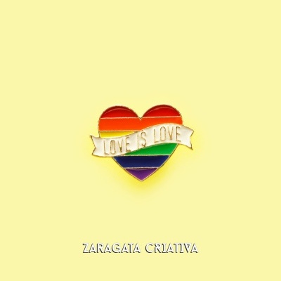 Pino em forma de coração com as cores do arco-íris e texto 'LOVE IS LOVE'