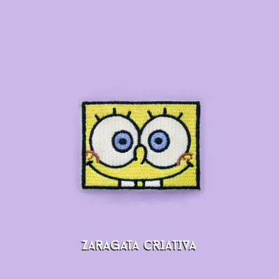 Patch bordado do rosto do Bob Esponja sobre fundo lilás