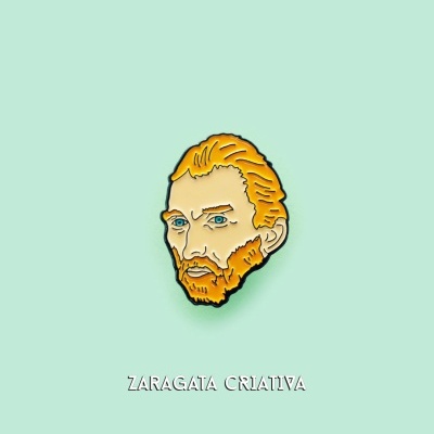 Pin metálico com rosto de homem ruivo e texto ZARAGATA CRIATIVA