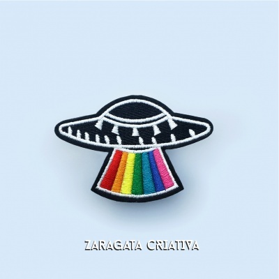 Patch bordado disco voador com feixe colorido e texto ZARAGATA CRIATIVA