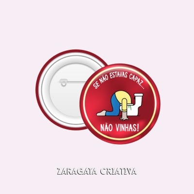 Botão metálico redondo com ilustração e texto em vermelho e amarelo