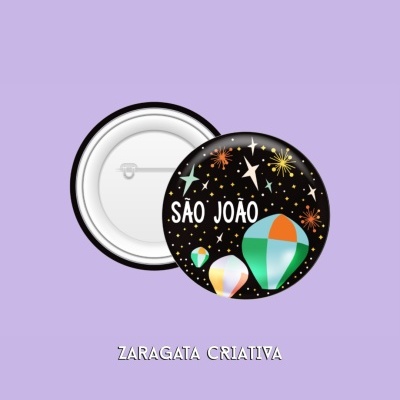 Bottons redondos decorativos com texto 'SÃO JOÃO' e balões coloridos sobre fundo preto.