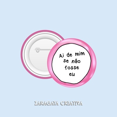 Botão redondo rosa e branco com texto em português, visto frente e verso sobre fundo azul claro