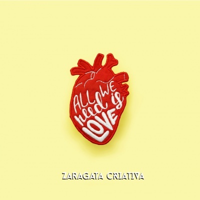 Broche ou patch em forma de coração vermelho com frase branca