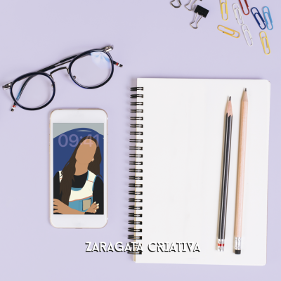 Telemóvel, caderno, lápis, óculos e clips sobre superfície roxa clara