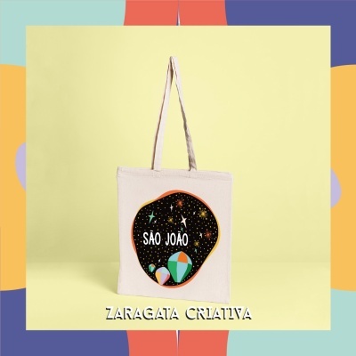 Saco de tecido bege com estampa colorida 'SÃO JOÃO' e alças compridas